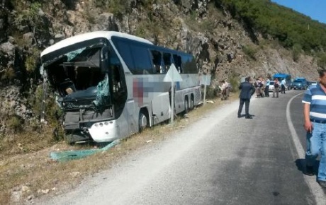Yolcu otobüsü kayalığa çarptı: 2 ölü