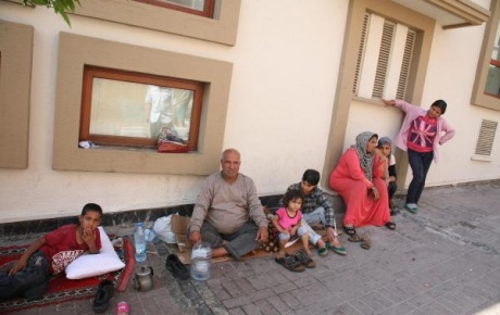 Sokakta kalan Suriyeli ailenin sıcakla imtihanı