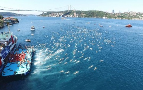 Yüzücüler İstanbul Boğazında kıyasıya yarıştı