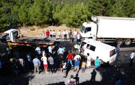 Aksekide kamyonla minibüs çarpıştı: 1i ağır, 8 yaralı