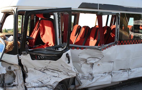 Servis minibüsü hafif ticari araçla çarpıştı: 15 yaralı