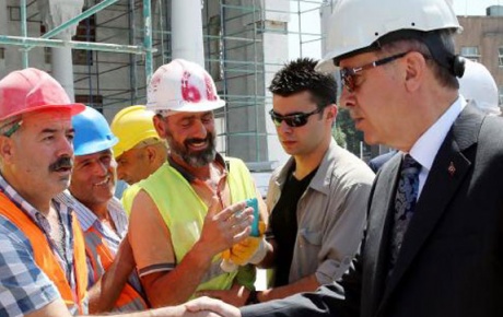 Erdoğan, cami inşaatını gezdi, işçilerle sohbet etti