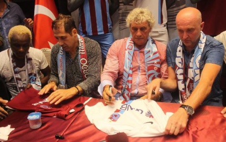 Trabzonsporun eski futbolcuları taraftarla buluştu
