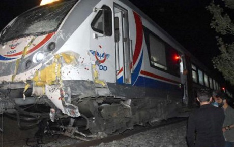 Sivasta tren kazası; traktörü biçti; 2 ölü