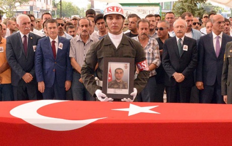 Kılıçdaroğlu şehit askerin cenazesinde