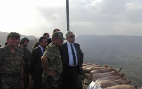 Hakkari Valisi Toprak, sınır birliklerini ziyaret etti