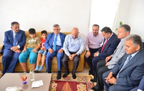 Bakan Özhaseki, 15 Temmuz şehidinin ailesini ziyaret etti