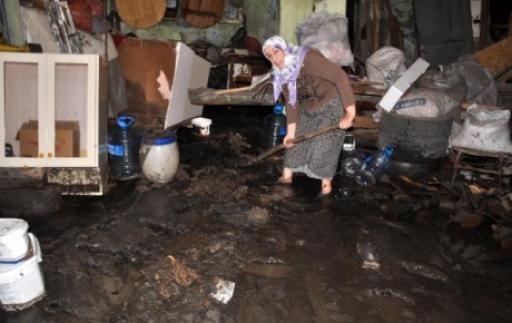 Zonguldakta bodrum katları sular altında kaldı