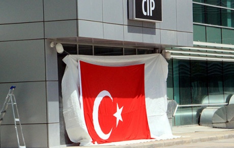 Diyarbakır Havalimanında Türk bayraklı protesto
