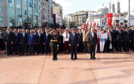Taksim Meydanında 30 Ağustos töreni