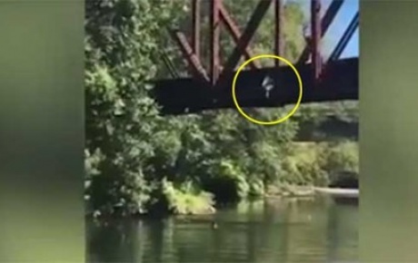 Tanımadığı biri 4 yaşındaki çocuğunu köprüden atarken anne gülüyordu
