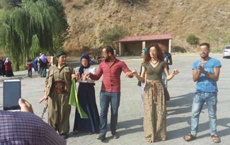 Yol kesen PKKlılarla Halay çekti ve !
