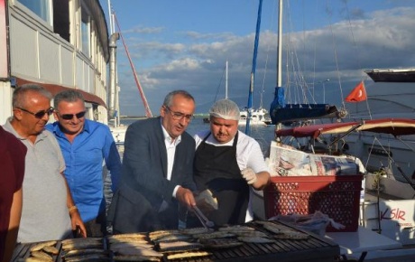 Balık restoranı sahipleri ücretsiz ekmek arası balık dağıttı