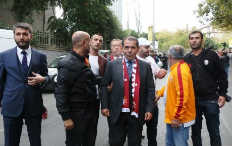 Başkan Dursun Özbek, taraftarlarla birlikte stada yürüdü