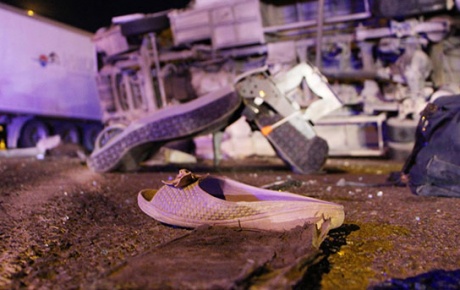 TIR, midibüse çarptı: 29u Suriyeli, 31 yaralı