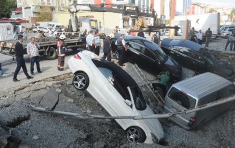 İstanbulda kaldırım çöktü, araçlar çukura düştü