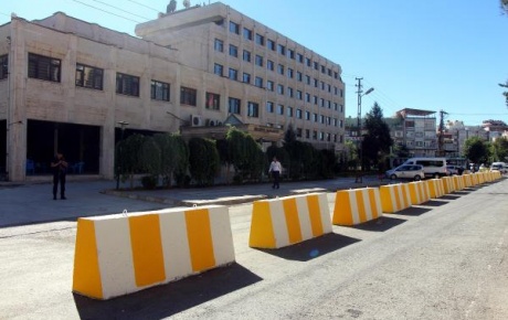 Batmanda valilik otoparkı ile belediye binasının önüne beton bariyer