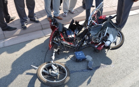 Elektrikli bisiklete otomobil çarptı: 2 ölü!