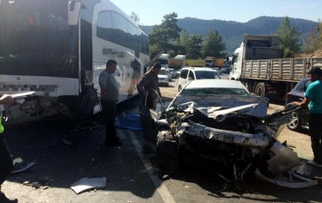 Yolcu otobüsü ile otomobil çarpıştı: 3 ölü