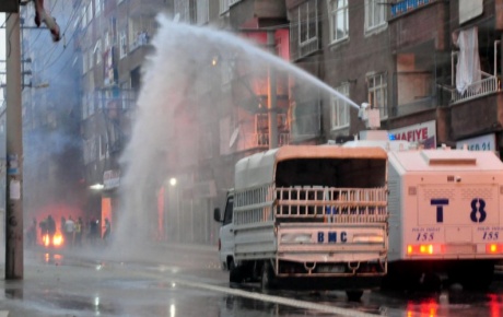 Diyarbakırda gergin saatler, polis müdahale ediyor