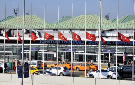Atatürk Havalimanında bayraklar yarıya indirildi