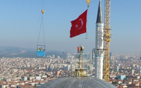 Dünyanın en büyük alemi İstanbulda takıldı