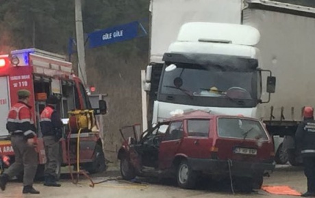 Bursada feci kaza; TIR otomobili altına aldı