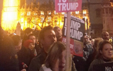 İngilterede Trumpın ziyaretine hayır protestosu