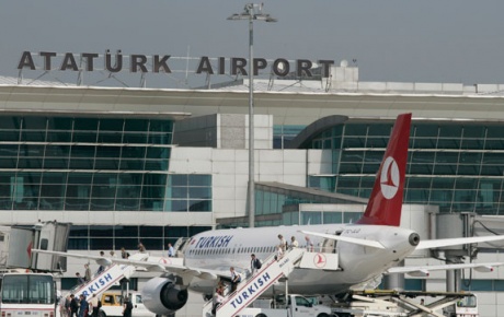 İstanbulda uçaklar havada kaldı