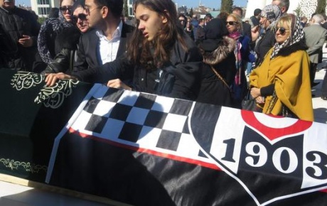 Ünlü iş adamının oğlu Beşiktaş bayrağıyla uğurlandı