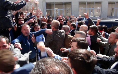 Sinan Oğanın toplantısında arbede: 2 polis yaralı