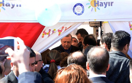 Erdoğandan büyük sürpriz; Hayır çadırına uğradı