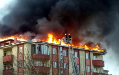 7 katlı apartmanda yangın paniği
