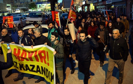 İstanbulda referandum protestocuları oy pusulası yaktı