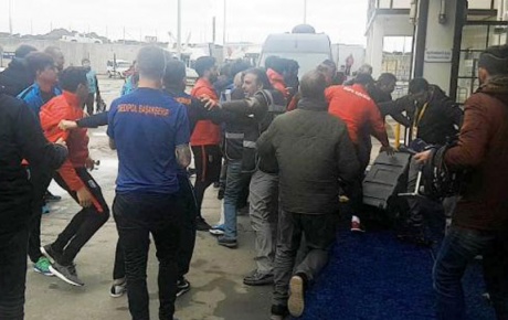 Medipol Başakşehir futbolcuları gazetecilere saldırdı