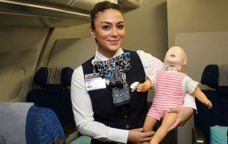 Uçakta boğulma tehlikesi olan bebeği kurtardı