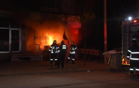 Polislerin gördüğü yangını itfaiye ekipleri söndürdü