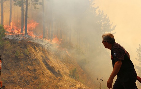 Antalyada orman yangını; işçiler alevlerin arasında kaldı