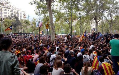 Barcelona karıştı, öğrenciler üniversiteyi işgal etti