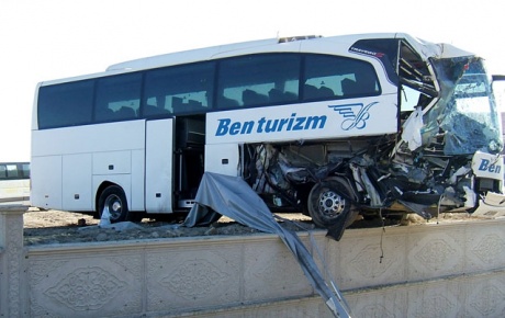 Tur otobüsü ile TIR çarpıştı; çok sayıda yaralı var !