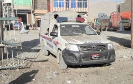 Pakistanda polis aracına bombalı saldırı
