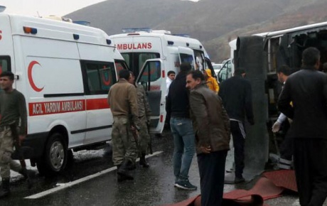 Diyarbakırda yolcu midibüsü devrildi: 2 ölü