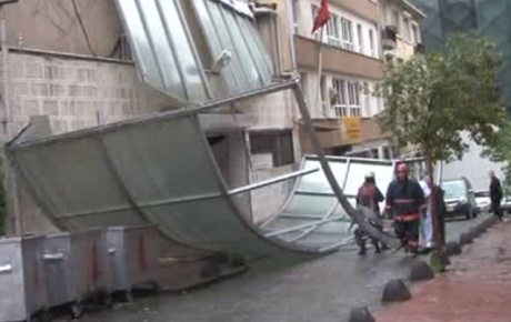 Taksimde rüzgar Beyoğlu Öğretmenevinin çatısını uçurdu