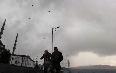 İstanbulda hava karardı, beklenen yağmur başladı