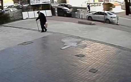 100 lira için, 89 yaşındaki adamı dövdüler