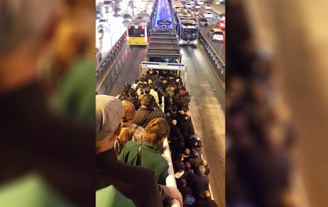 İstanbulda metrobüs durağında kalabalık isyanı