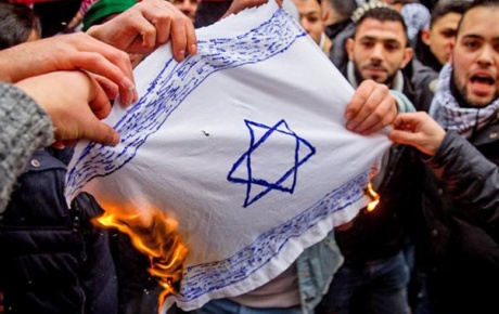 Almanyada gerçekleşen Kudüs gösterilerinde İsrail bayrağı yakıldı