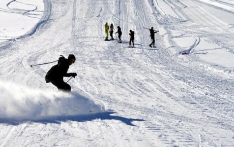 Hakkari dağlarında kayak ve snowboard gösterisi
