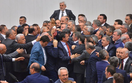 Mecliste CHP ve AK Parti milletvekilleri arasında arbede
