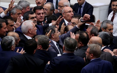 Mecliste CHPliler O fotoğrafı gösterdi, ortalık karıştı